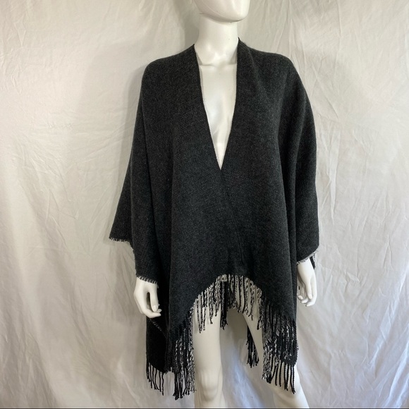 Jane & Berry Gray & White Plaid Fringed Soft Poncho Sweater - Picture 8 of 8